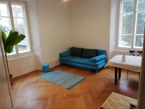 Loue chambre spacieuse avec salle d'eau toilette à Neuchâtel