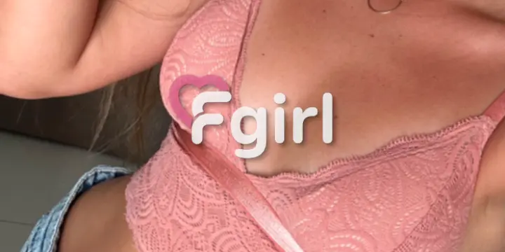 Catalina - Mes seins, aux tétons érigés par le désir