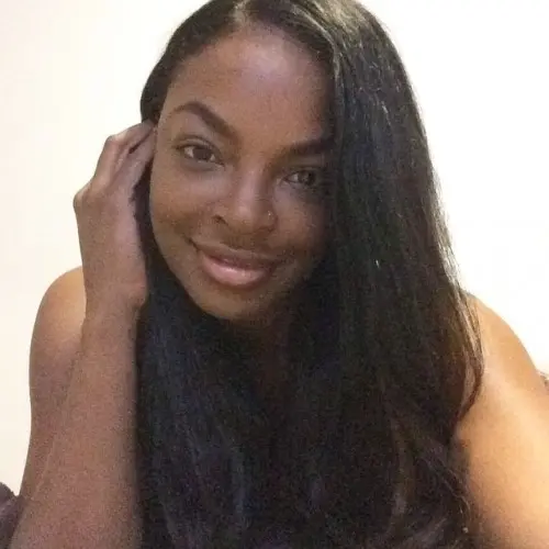 femme rongé par la solitude  à Abidjan