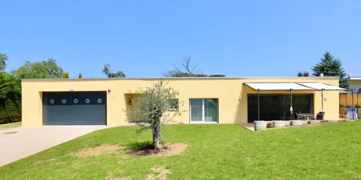 Haut standing pour cette villa de 5.5 pièces à Montignez dans le Jura.