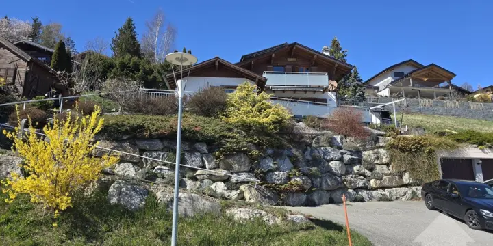 Magnifique chalet situé dans un quartier résidentiel de Blignou