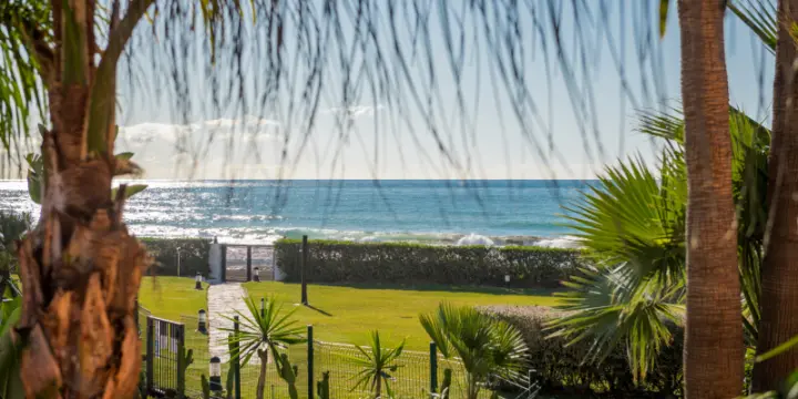 UN SPECTACULAIRE PENTHOUSE EN BORD DE MER – MARBELLA