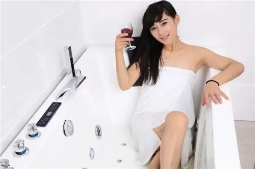 Baignoire balnéo à hublot en promotion à danjoutin