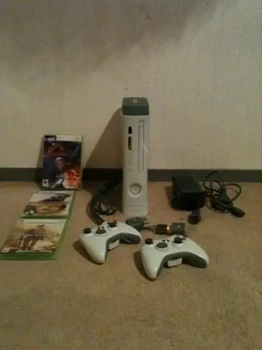 Xbox 360 avec 2 manettes et 5 jeux à Echallens