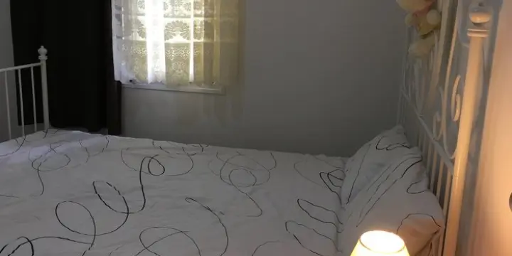 Grande chambre calme, ensoleillée