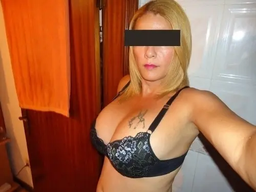 Mature blonde à forte poitrine