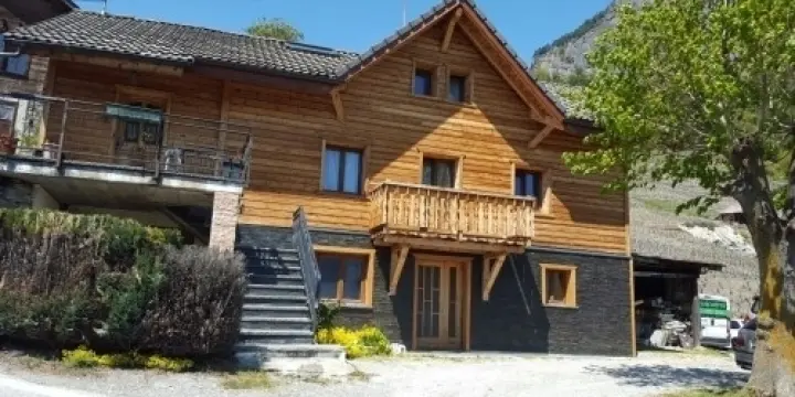 Chalet 6.5 avec apart. de 3 pces 480.000