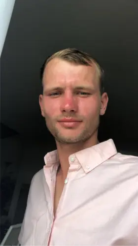 Escort boy jeune homme blond au yeux bleu de 22ans à Lausanne