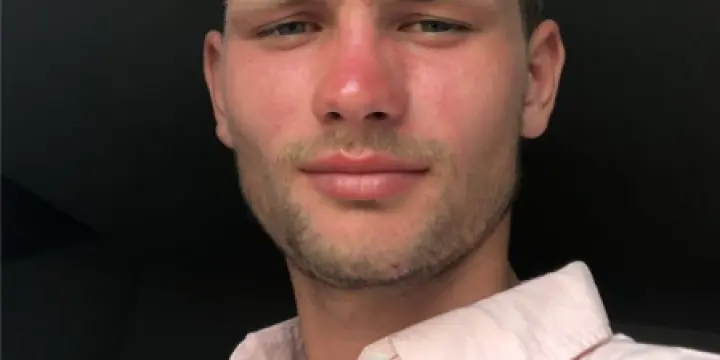 Escort boy jeune homme blond au yeux bleu de 22ans