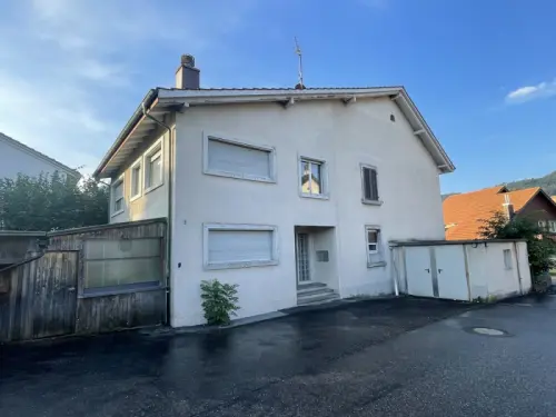 Freistehendes 2 Fam Haus Renovationsbedürftig an guter Lage à Wahlen b. Laufen
