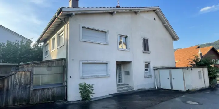 Freistehendes 2 Fam Haus Renovationsbedürftig an guter Lage