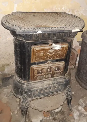 Poêle à bois ancien à Amance