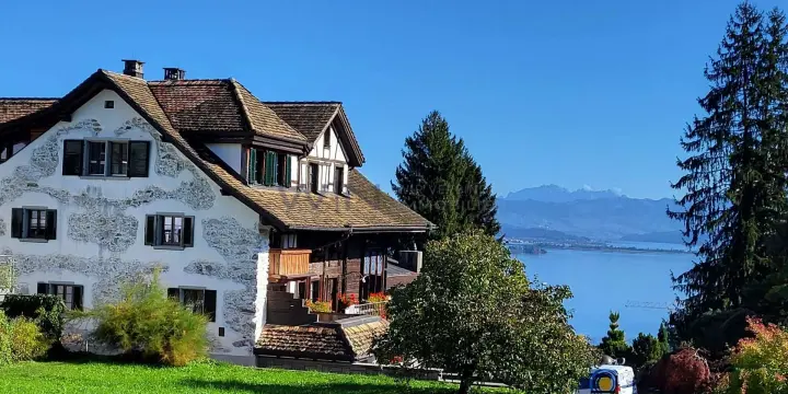 Historischer Glanz am ruhigen See