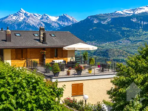 Belle maison de 3 appartements avec garage, mazot et carnotzet !