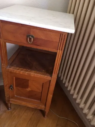 2 tables de nuits anciennes à Neuchatel