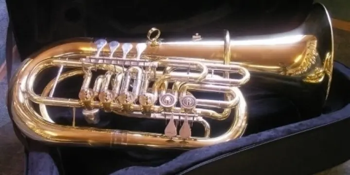 F - Tuba - 6 - ventilig avec des accesso