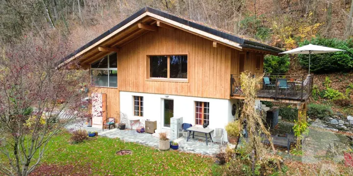 Chalet atypique de 140 m2 sur une parcelle de 19'881 m2