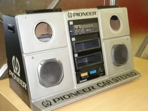Présentoire Pionner pour autoradio à Av du 14 Avril