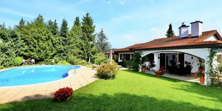 À Porrentruy villa de 7 pièces sur un vaste terrain boisé à vendre