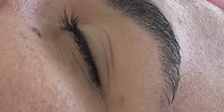 Épilation à la cire/ Restructuration des sourcils