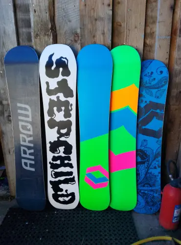 Des snowboard bon état avec fix dés 100 Frs complet ?