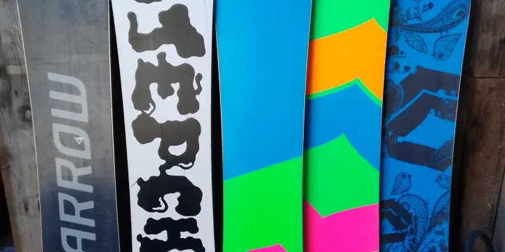 Des snowboard bon état avec fix dés 100 Frs complet ?