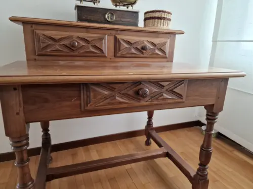 Table secretaire en noyer à Aosta