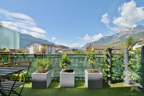 Appartement de 4.5 pcs, un jardin et 3 places de parcs incluses !