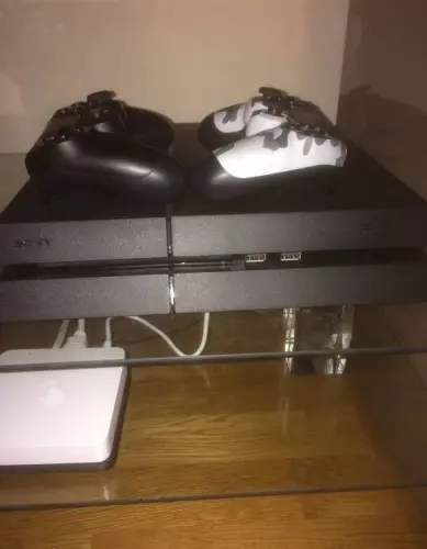 PS4  avec 2 contrôleurs et 15 meilleurs jeux à 2208 Les Hauts-Geneveys (Neuchatel)