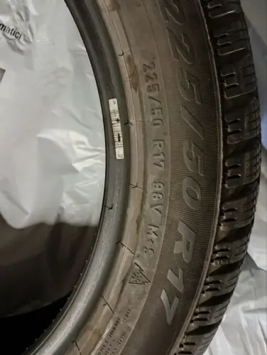 4 pneus hiver 225/50 R17 98V M+S à Les Avanchets