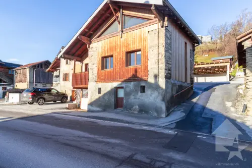 Grange rénovée de 4.5 pièces de 107 m2 habitables avec jardin de 40 m2 à Luc (Ayent)