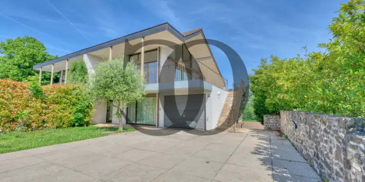 Magnifique villa moderne avec terrasses privatives et jardin