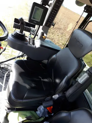 Tracteur JCB Fastrac 4220 à Aigle