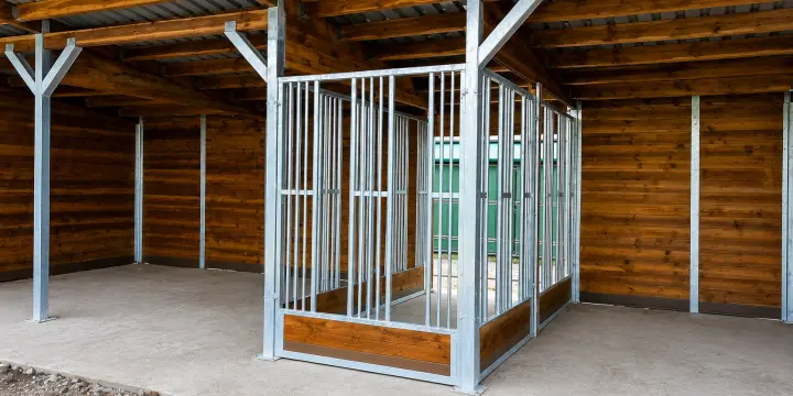 Râteliers et Mangeoires à foin pour chevaux - prairie & paddock