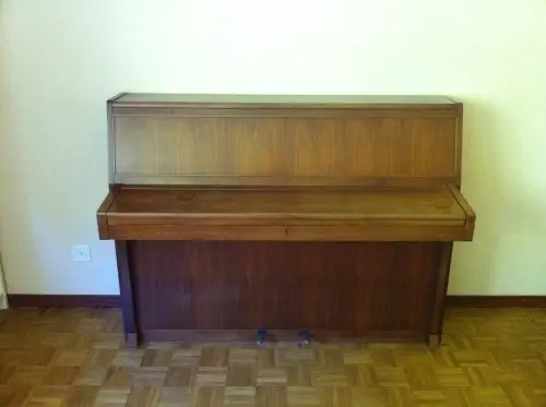 Piano droit Rippen, en bon état à Ecublens