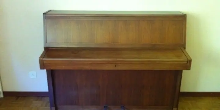 Piano droit Rippen, en bon état