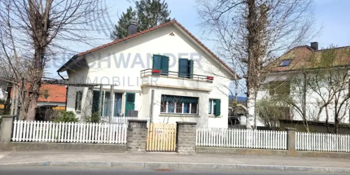 Grande Maison dans le centre du village