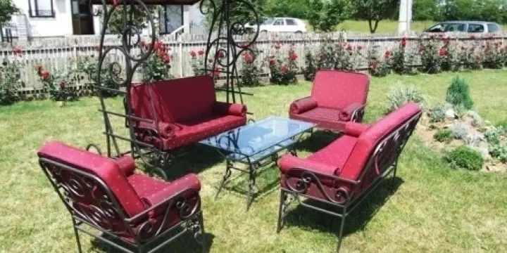 Chaises et table de jardin en fer forgé