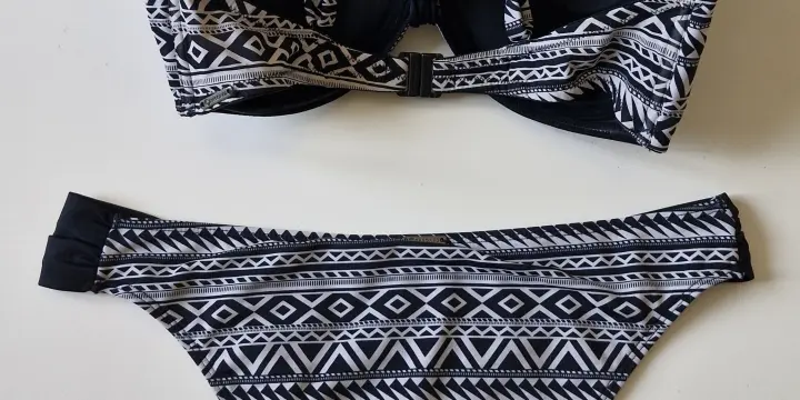 GRATUIT - Bikini noir et blanc
