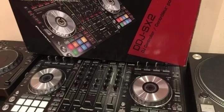 Pioneer DDJ-SX2 .490 € Pioneer XDJ-RX.700 €