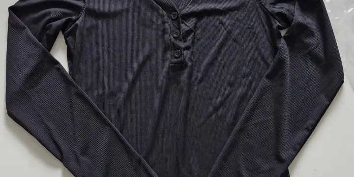 GRATUIT - Pull léger noir manches longues