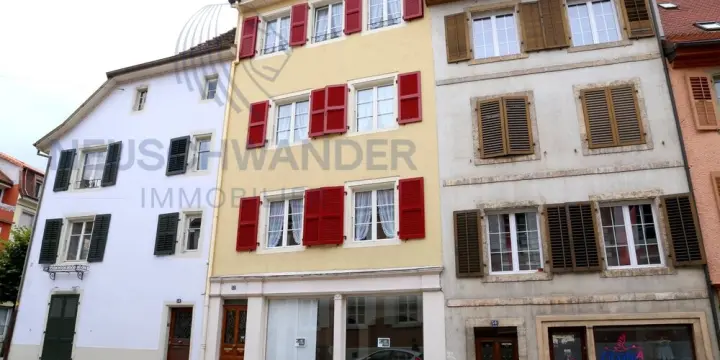 Studio sous les toits dans un immeuble rénové de la ville ancienne.