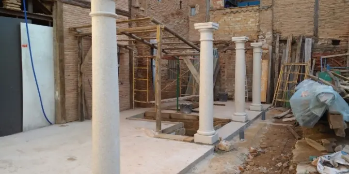 Colonnes en pierre naturelle,