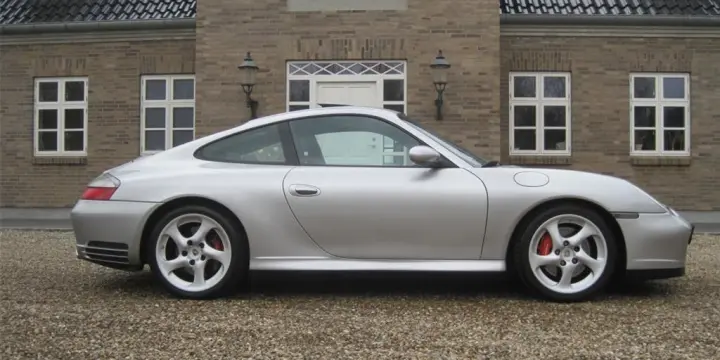 Titre : Porsche 911 Carrera 4S – Coupé – Argent métallisé