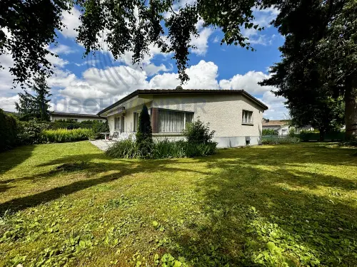 Fort potentiel avec deux garages et emplacement idéal à Bassecourt