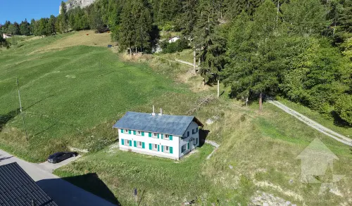 Maison mitoyenne refaite à neuf : calme, vue et ensoleillée