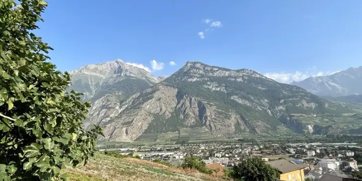 Appartement 4,5 pces de 128m2 avec jardin de 132m2 et 2 places de parc