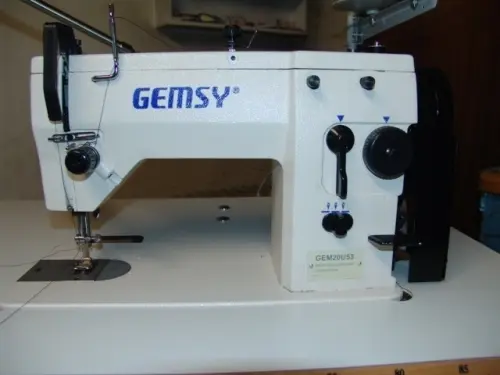 Machine à coudre industrielle état neuf à Bottens