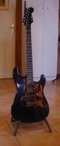 Une guitare électrique Levinson “Blade”