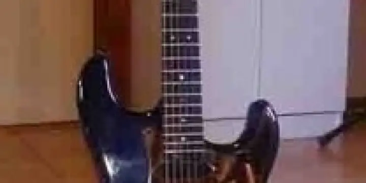 Une guitare électrique Levinson “Blade”